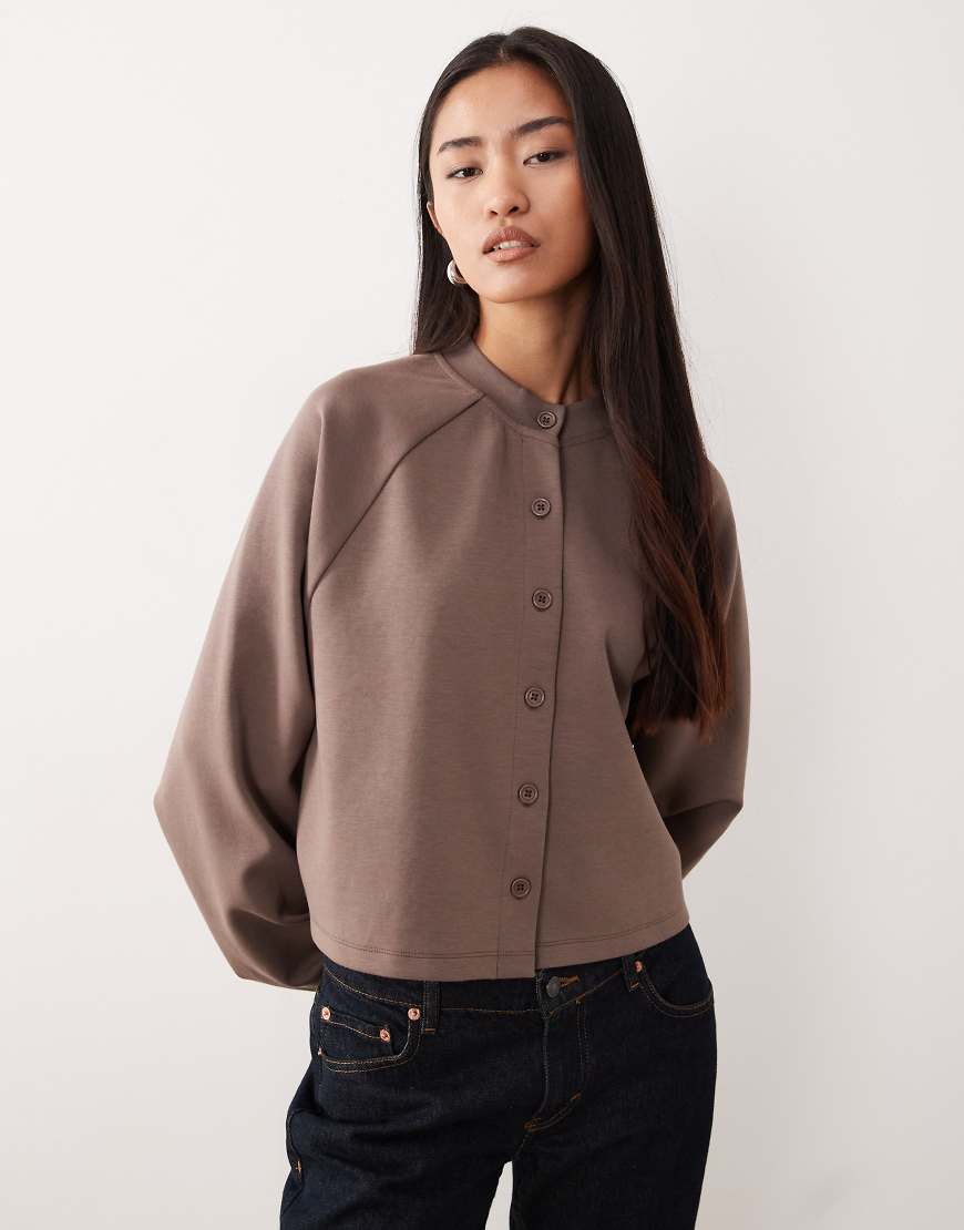 ASOS DESIGN - Strickjacke aus Interlock-Stoff in Schokobraun-Schwarz von ASOS DESIGN