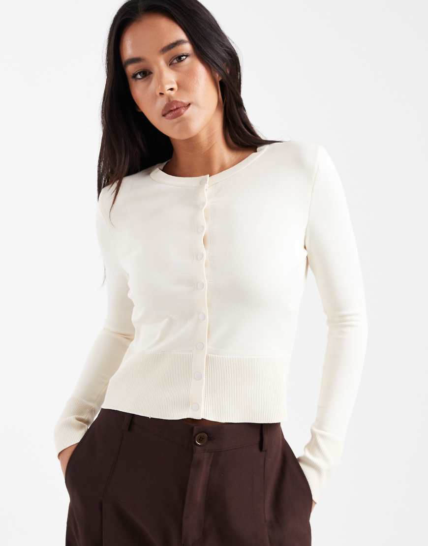 ASOS DESIGN - Strickjacke aus Kompaktstrick in Ecru mit Druckknöpfen-Weiß von ASOS DESIGN
