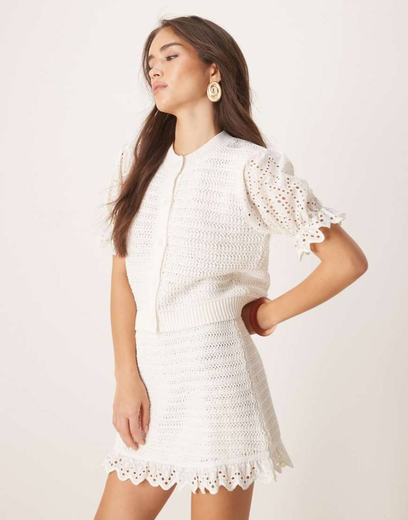 ASOS DESIGN - Strickjacke in Weiß mit Ziermaschen und gewebten Ärmeln, Kombiteil von ASOS DESIGN