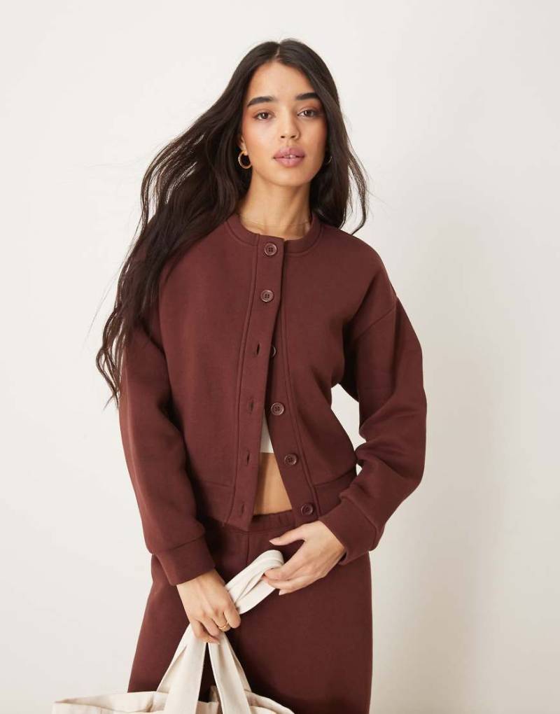 ASOS DESIGN - Strickjacke aus Sweatstoff in Schokobraun mit Rundhalsausschnitt, Kombiteil von ASOS DESIGN