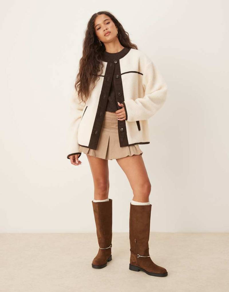 ASOS DESIGN - Strickjacke aus Teddyfell in Creme mit Cordbesatz in Schokobraun-Weiß von ASOS DESIGN