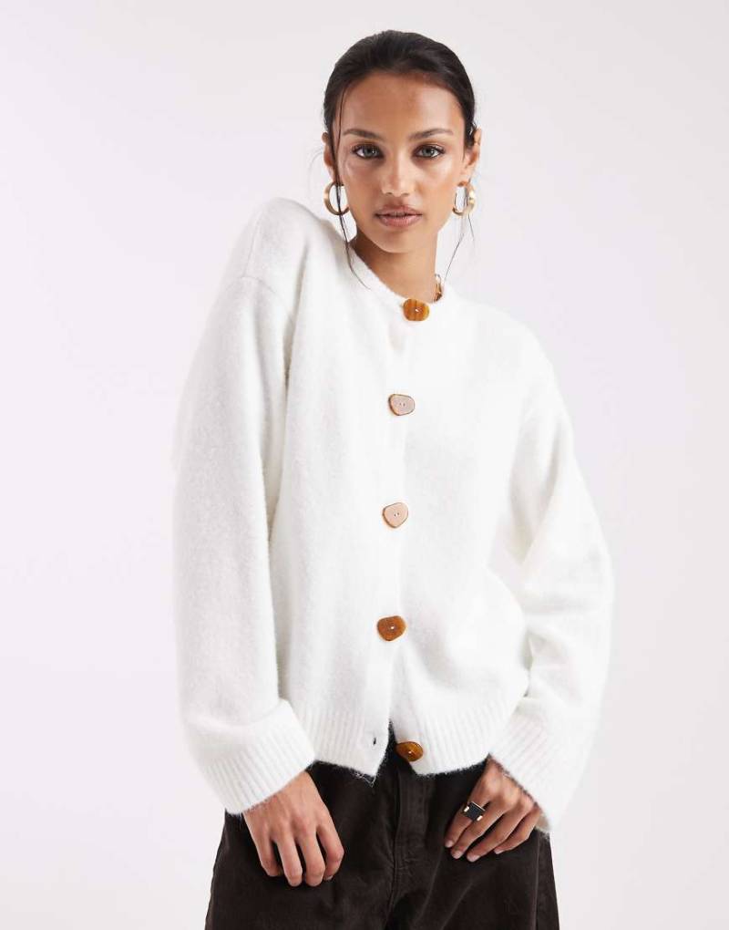 ASOS DESIGN - Strickjacke aus Wollmix in Grau mit Knopfleiste-Weiß von ASOS DESIGN