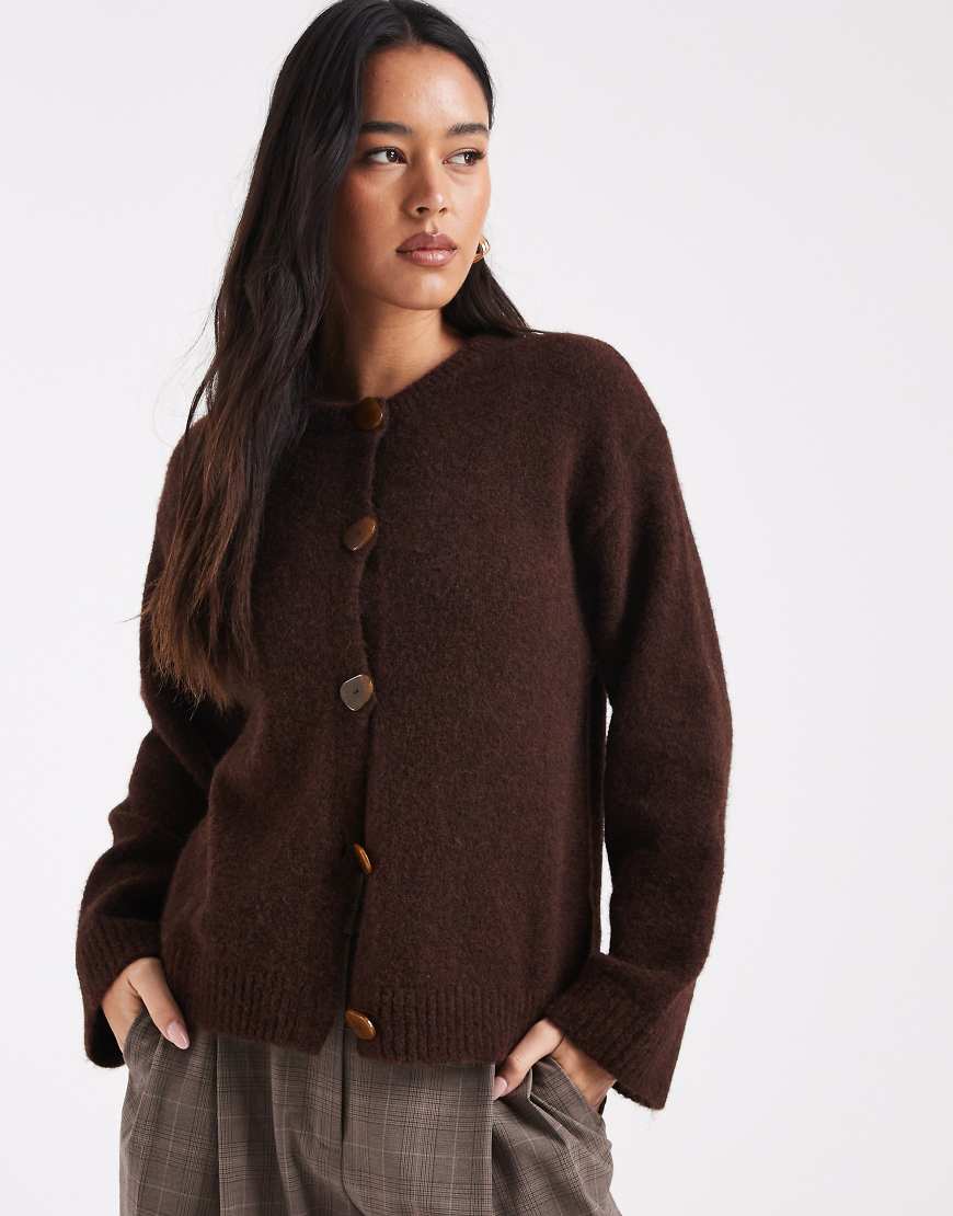 ASOS DESIGN - Strickjacke aus Wollmix in Schokobraun mit markanten Knöpfen-Brown von ASOS DESIGN