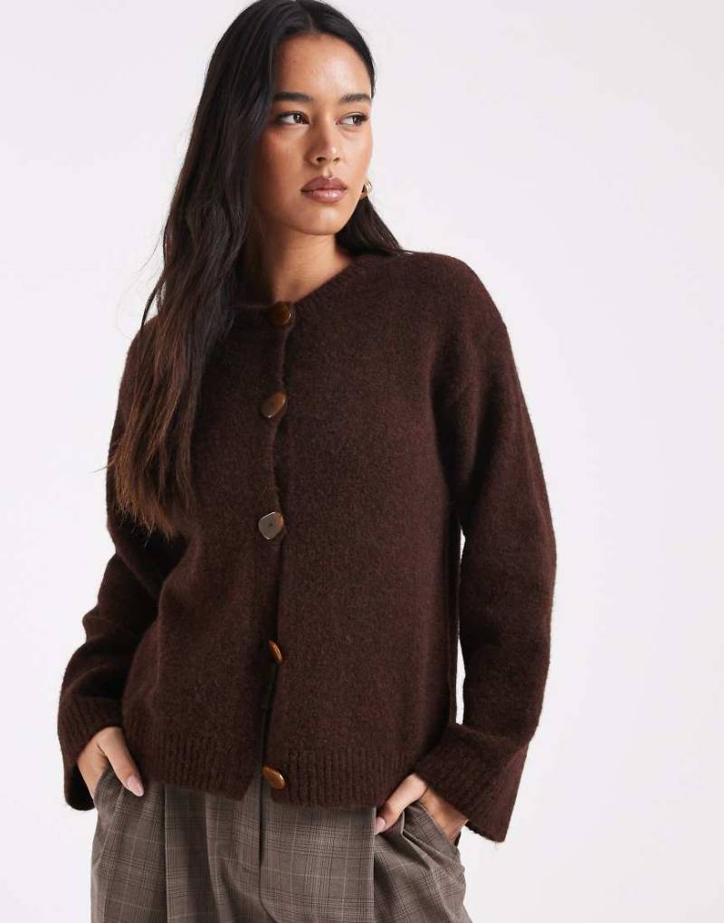 ASOS DESIGN - Strickjacke aus Wollmix in Schokobraun mit markanten Knöpfen-Brown von ASOS DESIGN
