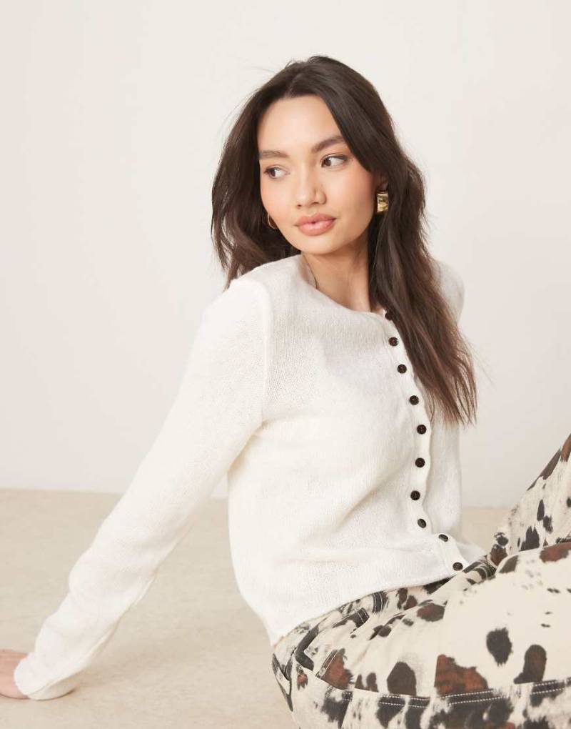 ASOS DESIGN - Strickjacke aus lockerem Strick in Creme mit V-Ausschnitt und Multiknopfleiste-Weiß von ASOS DESIGN