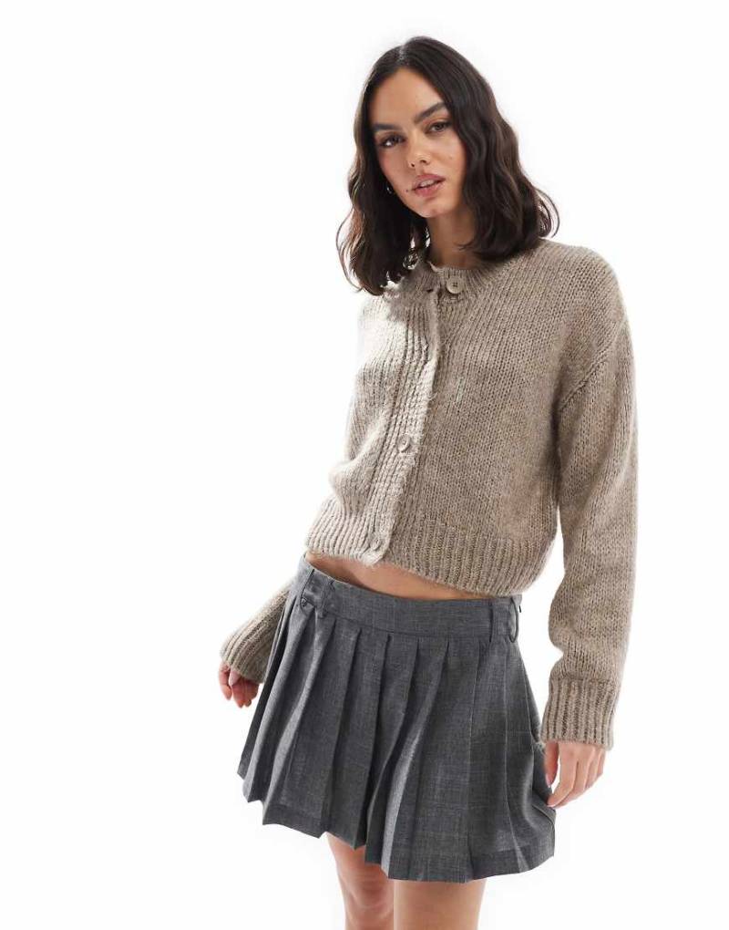 ASOS DESIGN - Strickjacke aus lockerem Strick in Mokka mit Rundhalsausschnitt-Braun von ASOS DESIGN