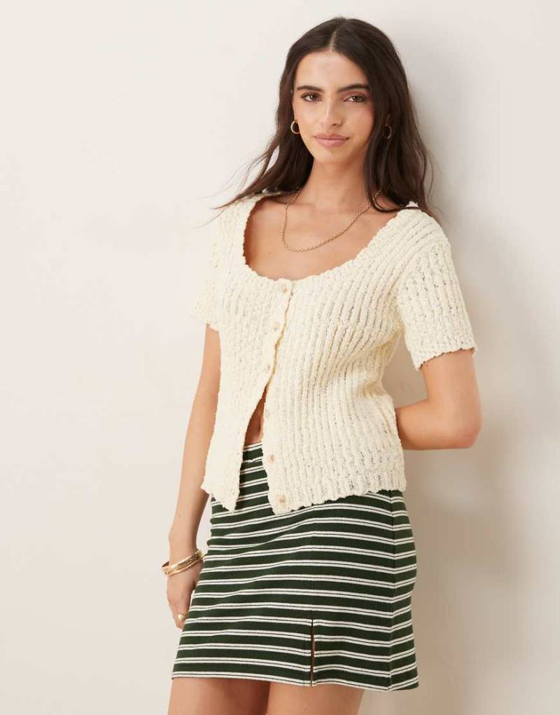 ASOS DESIGN - Strickjacke aus strukturiertem Garn in Cremeweiß mit U-Ausschnitt und Knopfleiste von ASOS DESIGN