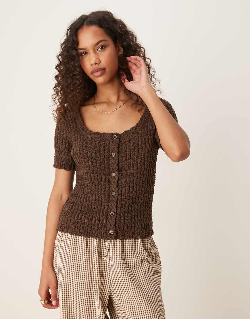 ASOS DESIGN - Strickjacke aus strukturiertem Garn in Schokobraun mit U-Ausschnitt und Knopfleiste ASOS DESIGN - Strickjacke aus strukturiertem Garn in Schokobraun mit U-Ausschnitt und Knopfleiste von ASOS DESIGN