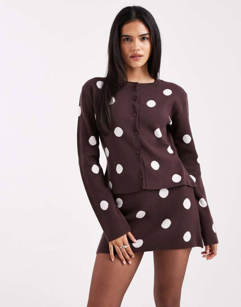 ASOS DESIGN - Strickjacke aus superweichem Kompaktstrick in Braun mit Polka Dots, Kombiteil-Brown ASOS DESIGN - Strickjacke aus superweichem Kompaktstrick in Braun mit Polka Dots, Kombiteil-Brown von ASOS DESIGN