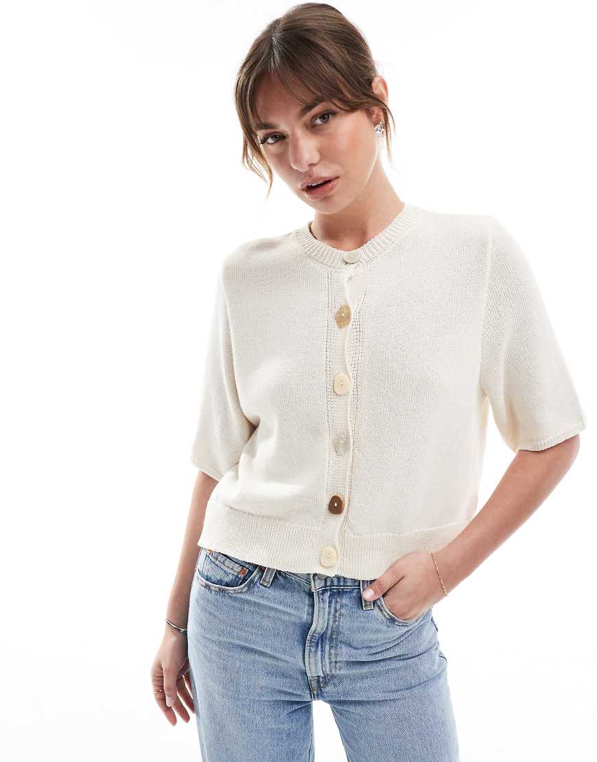 ASOS DESIGN - Strickjacke im Elfenbeinweiß mit halblangen Ärmeln und unregelmäßigen Perlenknöpfen-Rot ASOS DESIGN - Strickjacke im Elfenbeinweiß mit halblangen Ärmeln und unregelmäßigen Perlenknöpfen-Rot von ASOS DESIGN