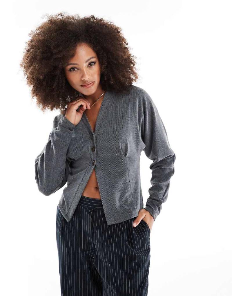 ASOS DESIGN - Strickjacke in Anthrazit mit Fledermausärmeln-Grau von ASOS DESIGN