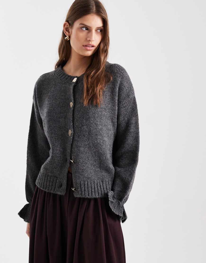 ASOS DESIGN - Strickjacke in Anthrazit mit goldfarbenen Knöpfen-Grau von ASOS DESIGN