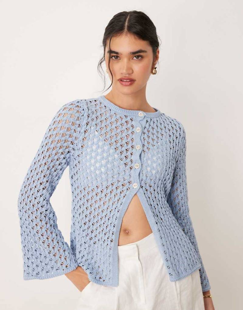 ASOS DESIGN - Strickjacke in Blassblau mit Lochmuster von ASOS DESIGN