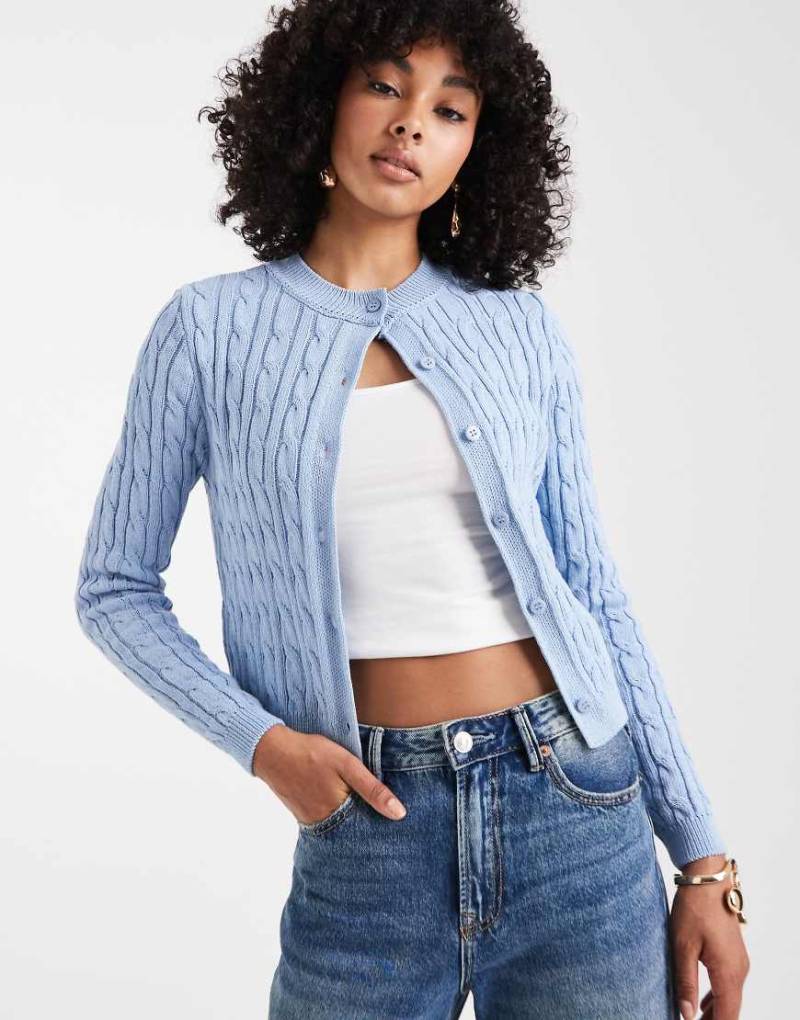 ASOS DESIGN - Strickjacke in Blassblau mit feinem Zopfmuster von ASOS DESIGN