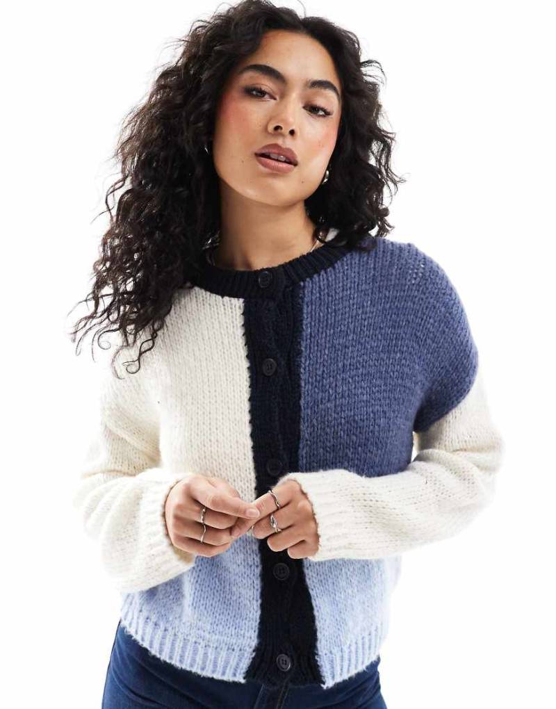 ASOS DESIGN - Strickjacke in Blau mit Farbblockdesign und Rundhalsausschnitt-Bunt von ASOS DESIGN