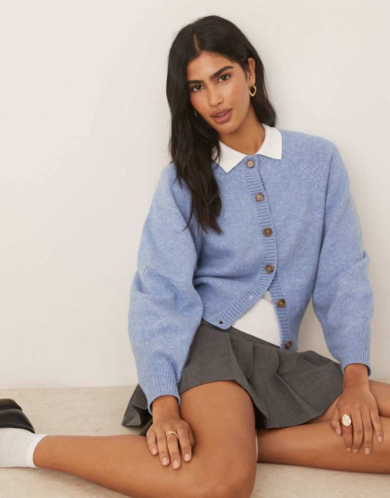 ASOS DESIGN - Strickjacke in Blau mit Raglan-Ärmeln und Rundhalsausschnitt von ASOS DESIGN