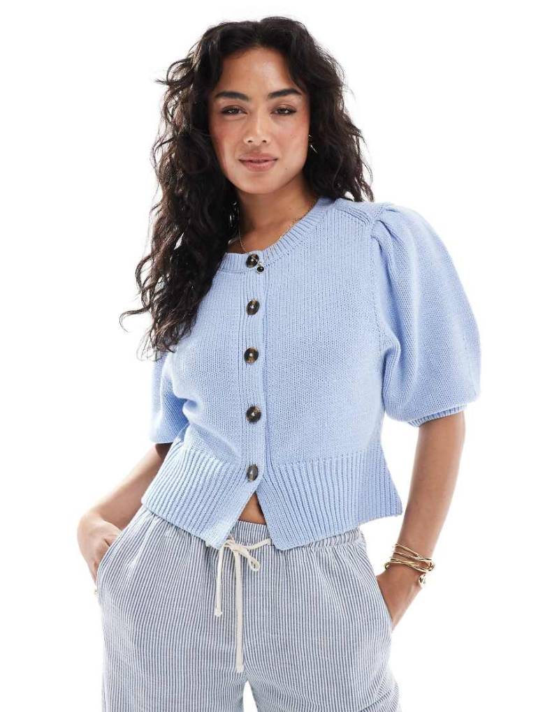 ASOS DESIGN - Strickjacke in Blau mit Rundhalsausschnitt und Puffärmeln von ASOS DESIGN