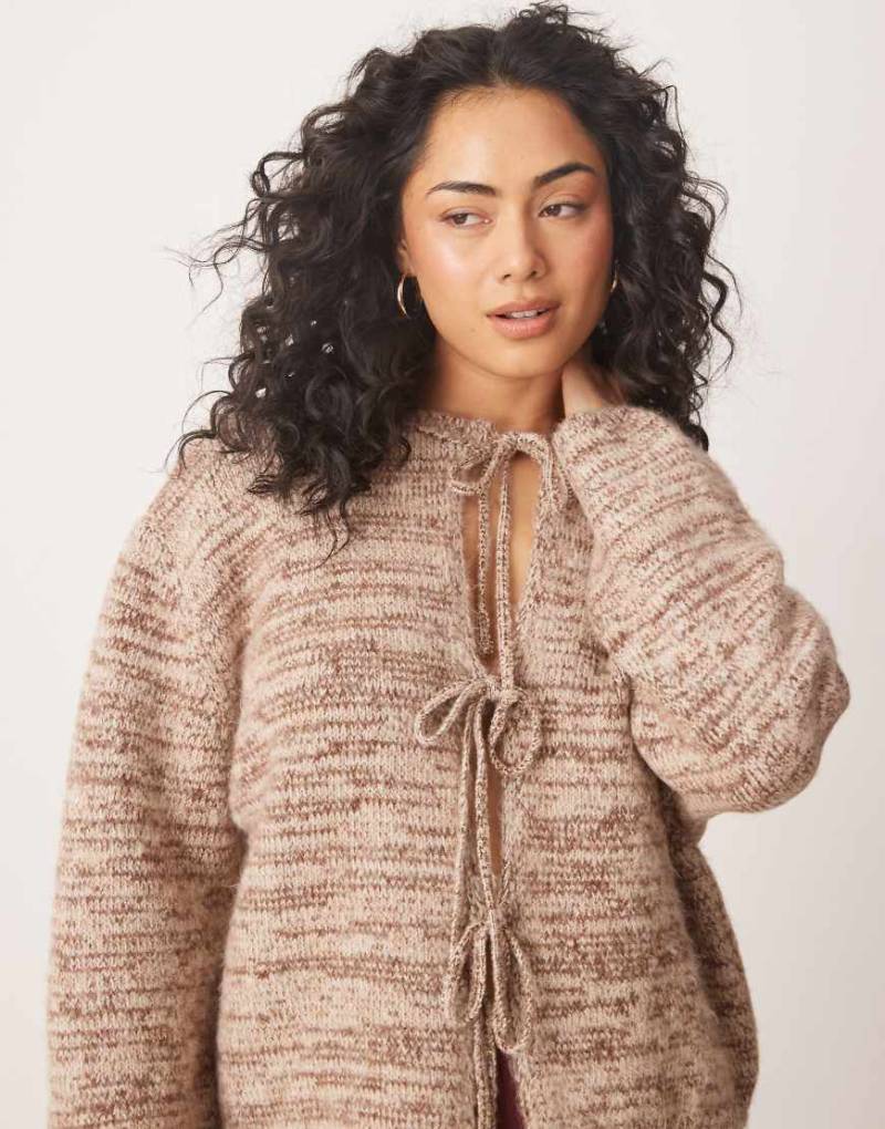 ASOS DESIGN - Strickjacke in Braun mit Fleckenmuster und gebundener Vorderseite von ASOS DESIGN