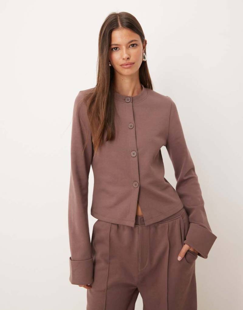 ASOS DESIGN - Strickjacke in Braun mit Krempel-Manschetten-Brown von ASOS DESIGN