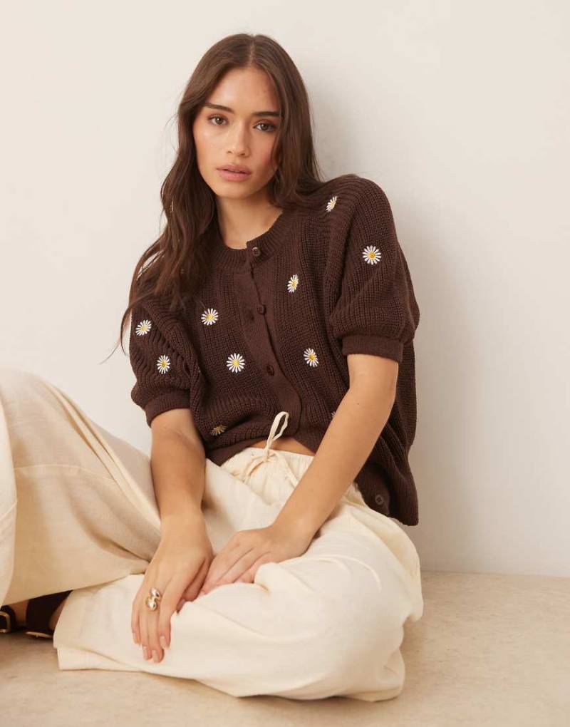 ASOS DESIGN - Strickjacke in Braun mit Raglanärmeln und aufgestickten Gänseblümchen von ASOS DESIGN