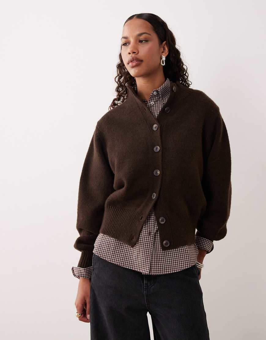 ASOS DESIGN - Strickjacke in Braun mit Stehkragen-Brown von ASOS DESIGN
