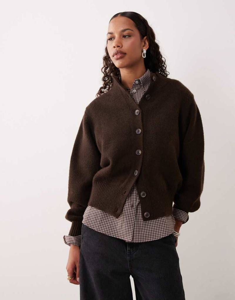 ASOS DESIGN - Strickjacke in Braun mit Stehkragen-Brown von ASOS DESIGN