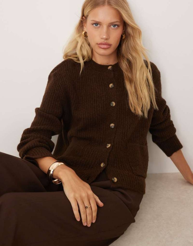ASOS DESIGN - Strickjacke in Braun mit aufgesetzten Taschen und mit Wollanteil-Rot von ASOS DESIGN