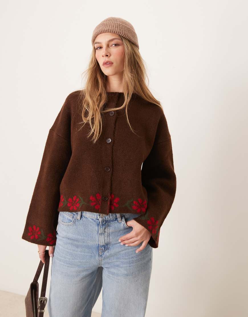 ASOS DESIGN - Strickjacke in Braun mit floralen Details und breiten Bündchen von ASOS DESIGN