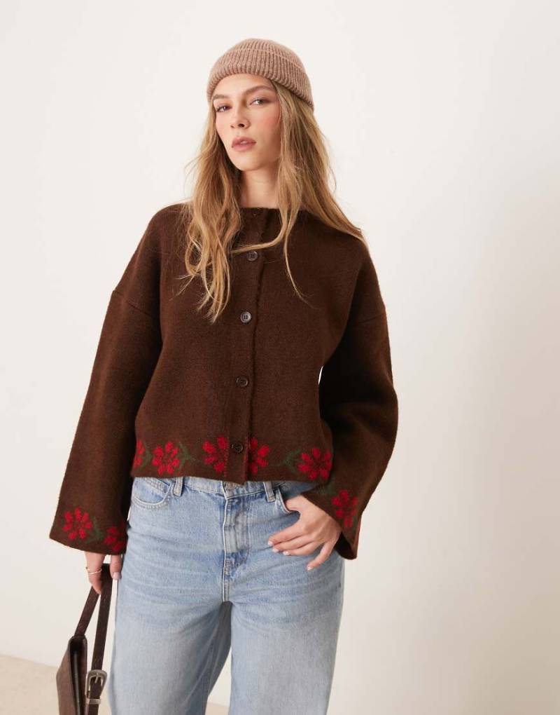 ASOS DESIGN - Strickjacke in Braun mit floralen Details und breiten Bündchen von ASOS DESIGN