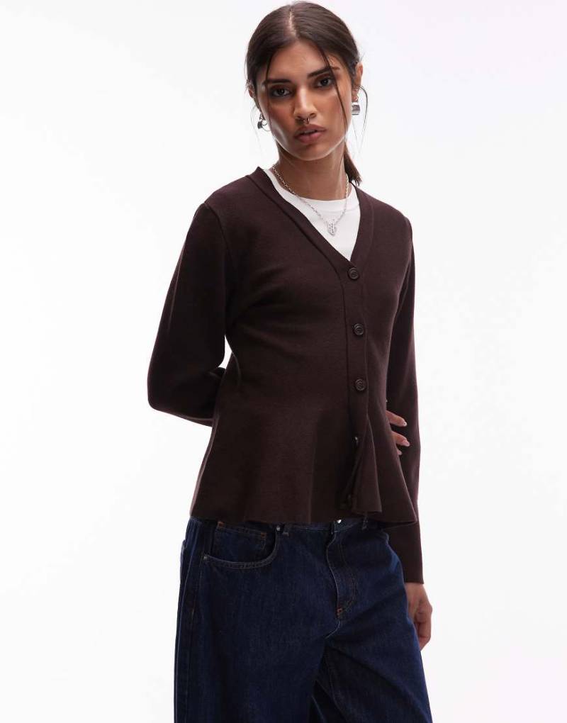 ASOS DESIGN - Strickjacke in Braun mit geformtem Saum-Brown von ASOS DESIGN