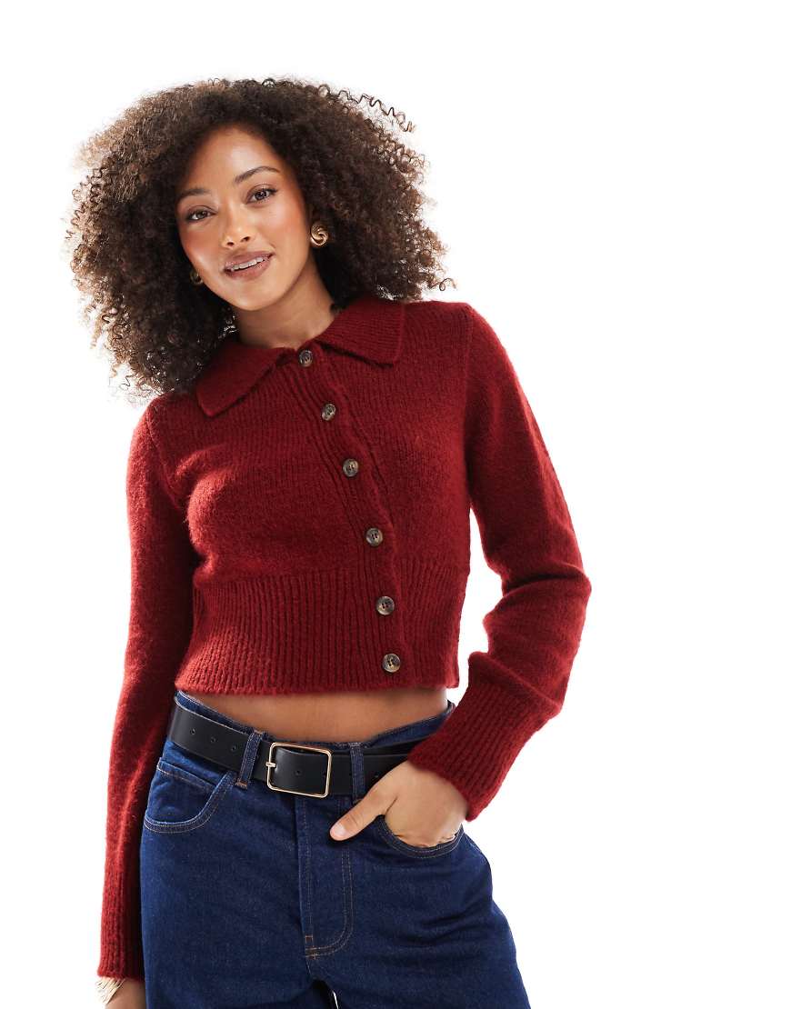 ASOS DESIGN - Strickjacke in Burgunderrot mit Kragen und asymmetrischer Knopfleiste von ASOS DESIGN