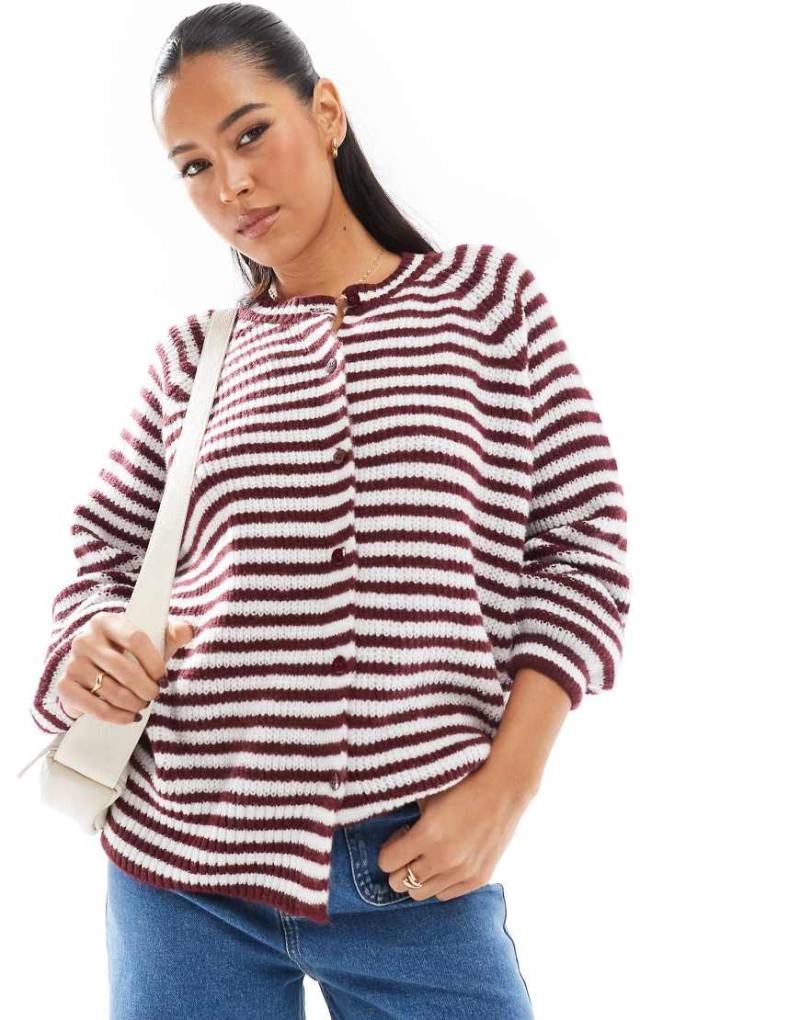 ASOS DESIGN - Strickjacke in Burgunderrot mit Raglan-Ärmeln und Streifen-Bunt von ASOS DESIGN