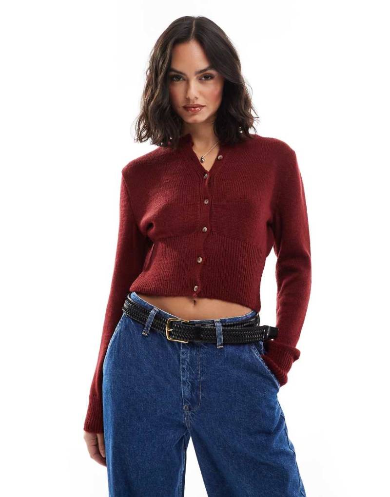 ASOS DESIGN - Strickjacke in Burgunderrot mit Rundhalsausschnitt und tiefem, geripptem Saum von ASOS DESIGN