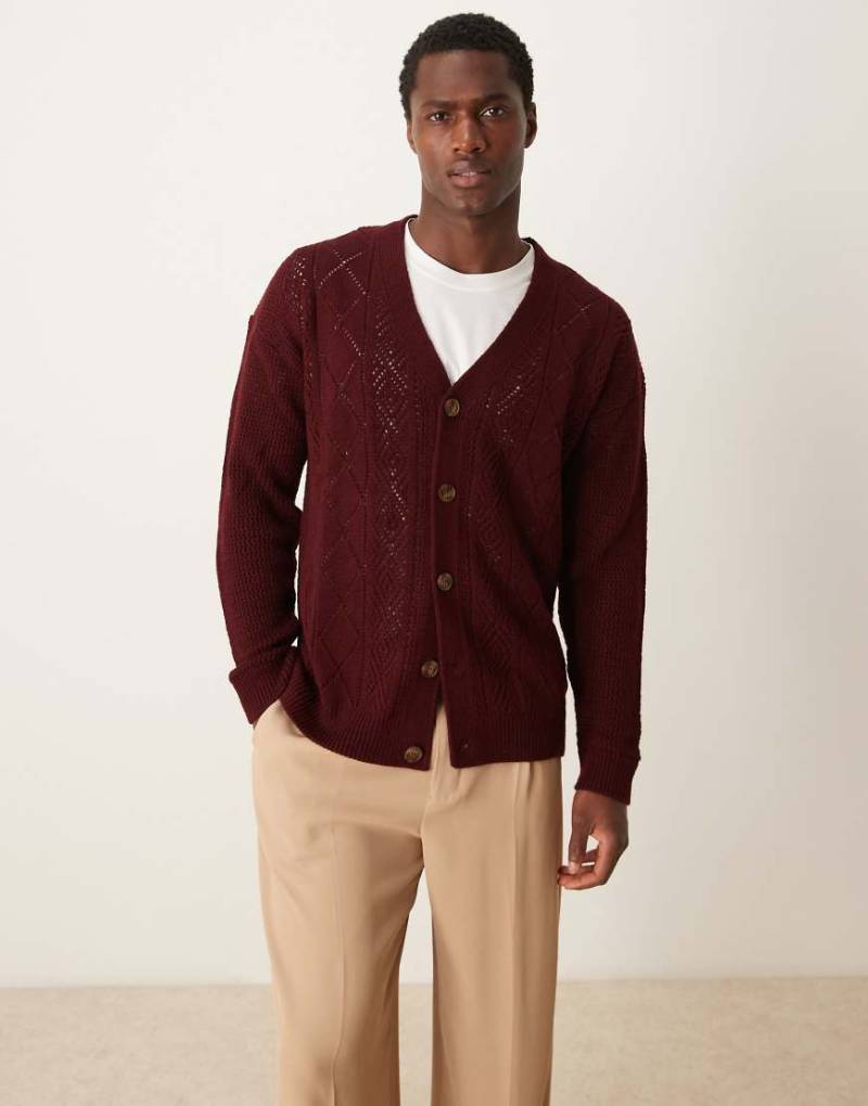ASOS DESIGN - Strickjacke in Burgunderrot mit geometrischem Muster und lockerem Schnitt von ASOS DESIGN