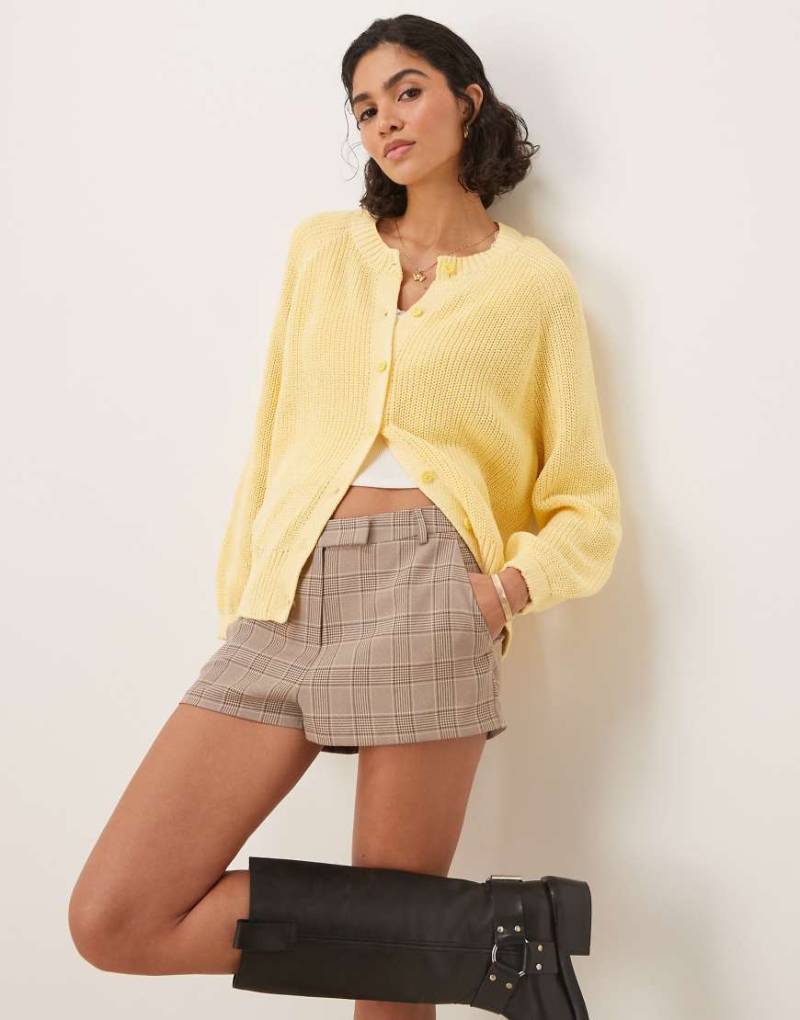 ASOS DESIGN - Strickjacke in Buttermilch-Gelb mit Raglan-Ärmeln von ASOS DESIGN