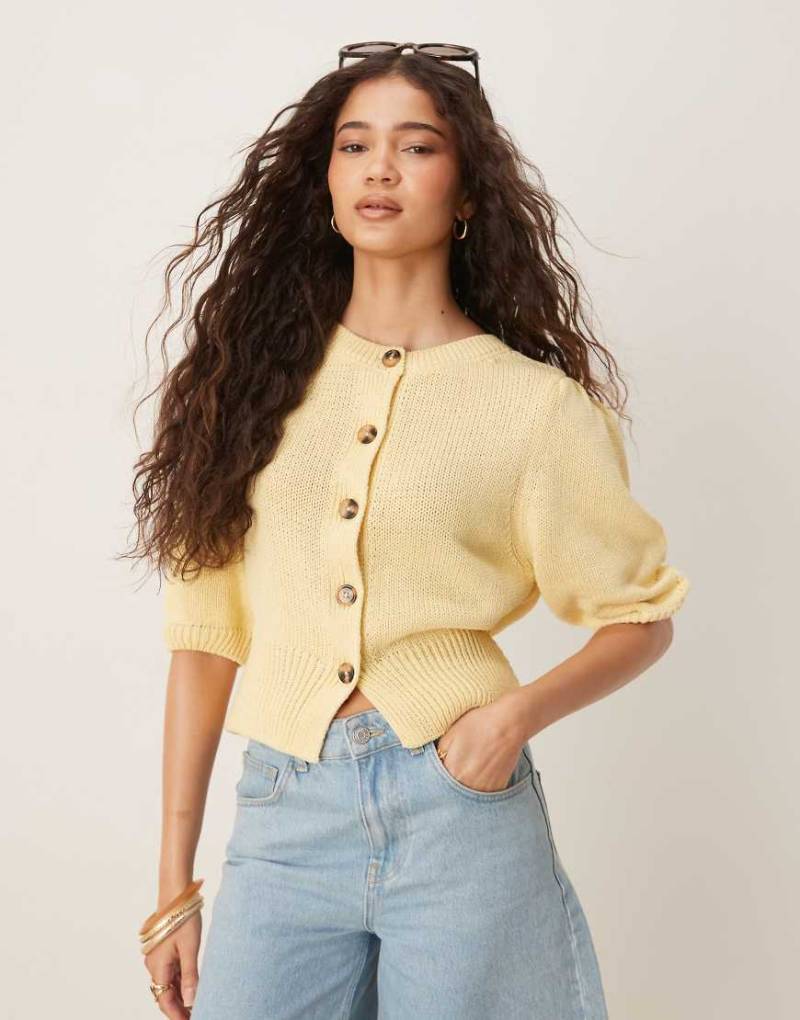 ASOS DESIGN - Strickjacke in Buttermilch mit Rundhalsausschnitt und Puffärmeln-Gelb von ASOS DESIGN