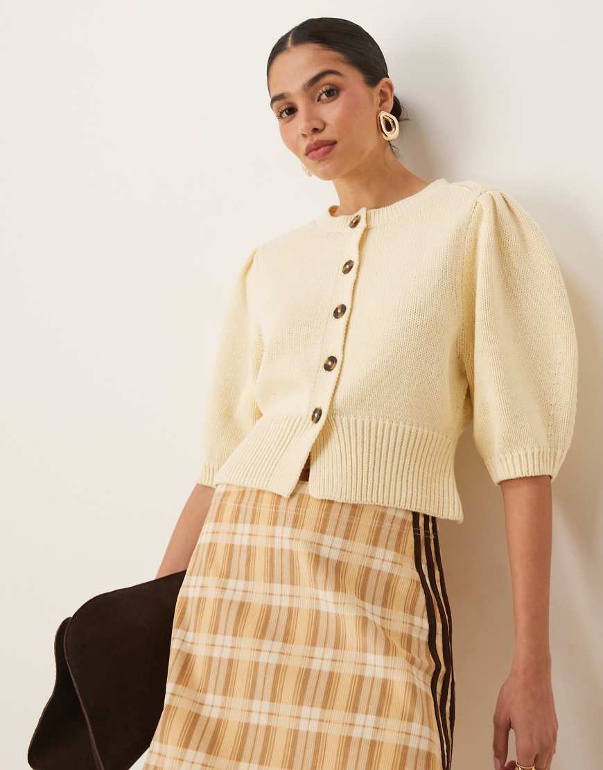 ASOS DESIGN - Strickjacke in Buttermilch mit Rundhalsausschnitt und Puffärmeln-Gelb von ASOS DESIGN