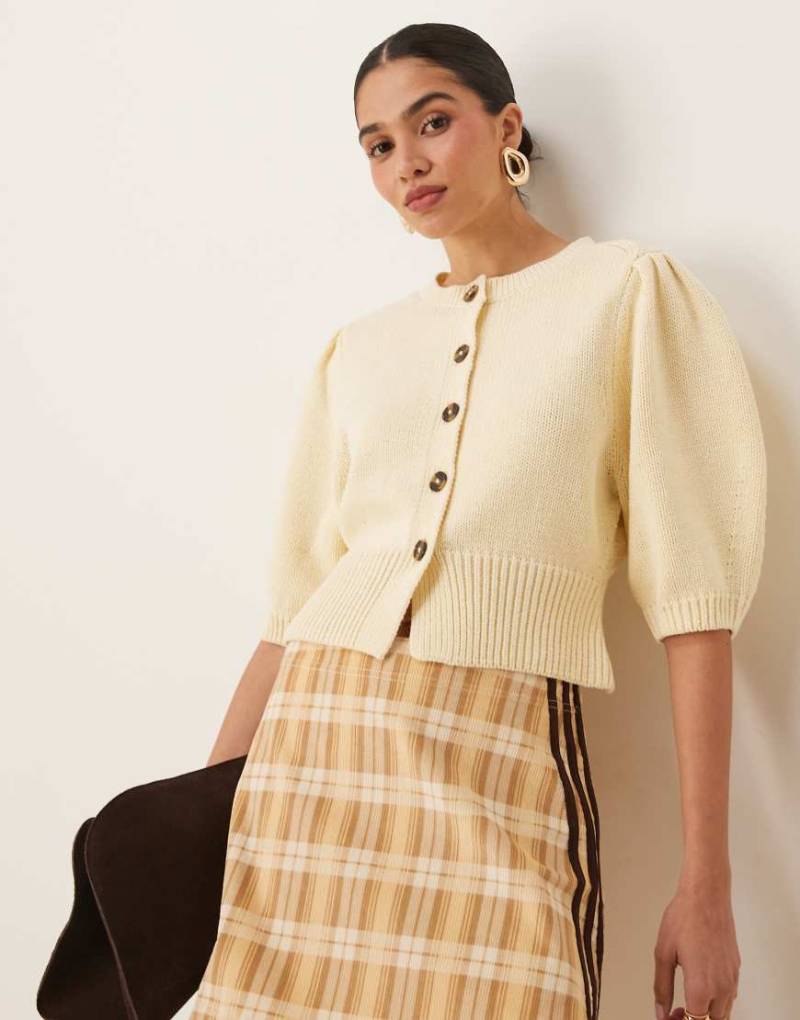 ASOS DESIGN - Strickjacke in Buttermilch mit Rundhalsausschnitt und Puffärmeln-Gelb von ASOS DESIGN