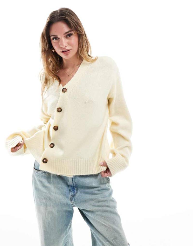 ASOS DESIGN - Strickjacke in Buttermilch mit asymmetrischem Design-Gelb von ASOS DESIGN