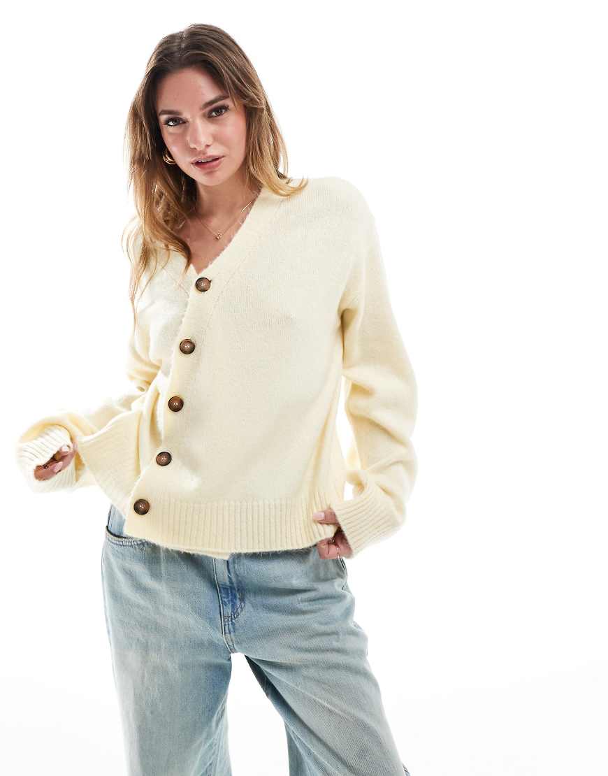 ASOS DESIGN - Strickjacke in Buttermilch mit asymmetrischem Design-Gelb ASOS DESIGN - Strickjacke in Buttermilch mit asymmetrischem Design-Gelb von ASOS DESIGN