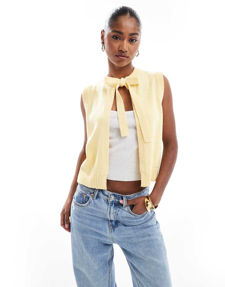 ASOS DESIGN - Strickjacke in Buttermilchgelb mit Schleifenbindung am Hals von ASOS DESIGN
