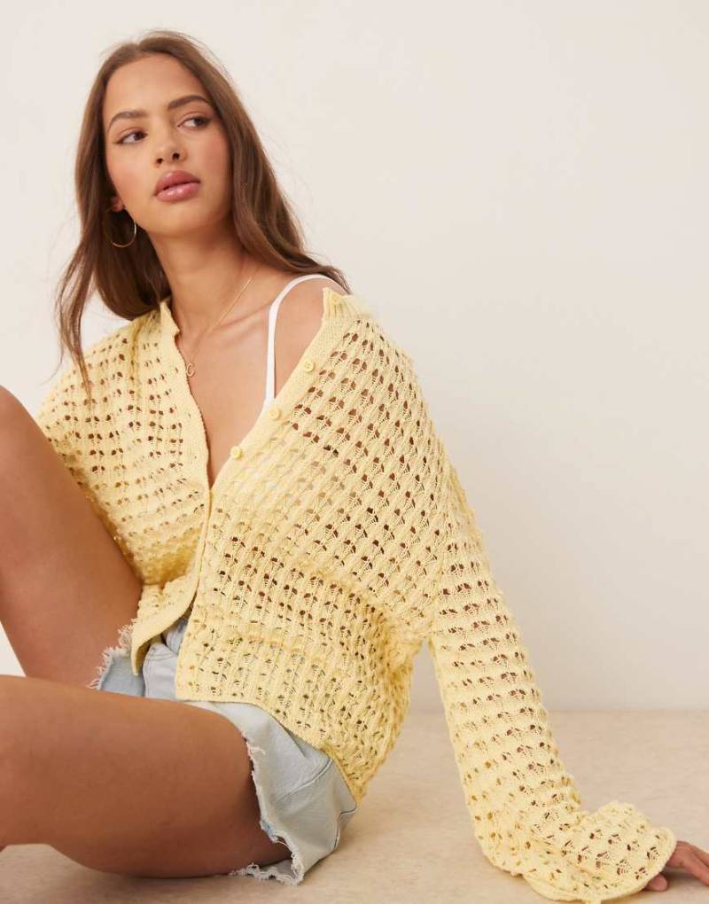 ASOS DESIGN - Strickjacke in Buttermilchgelb mit Trompetenärmeln von ASOS DESIGN