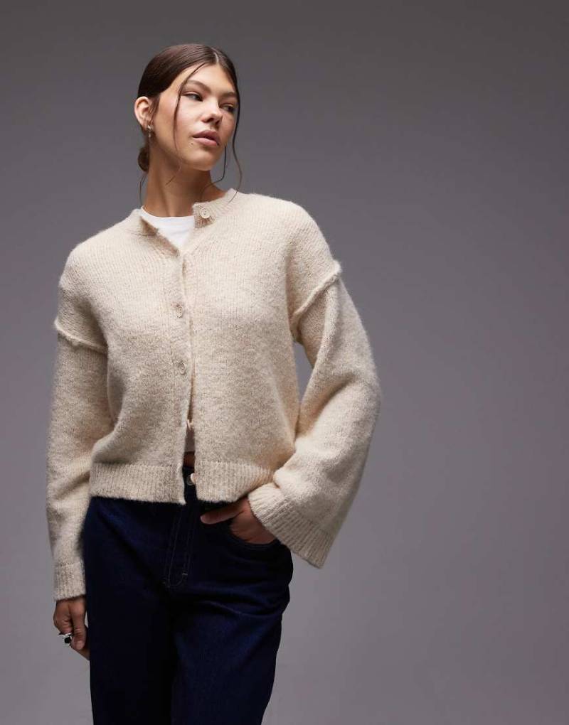 ASOS DESIGN - Strickjacke in Cremeweiß mit sichtbaren Nähten und Wollanteil von ASOS DESIGN