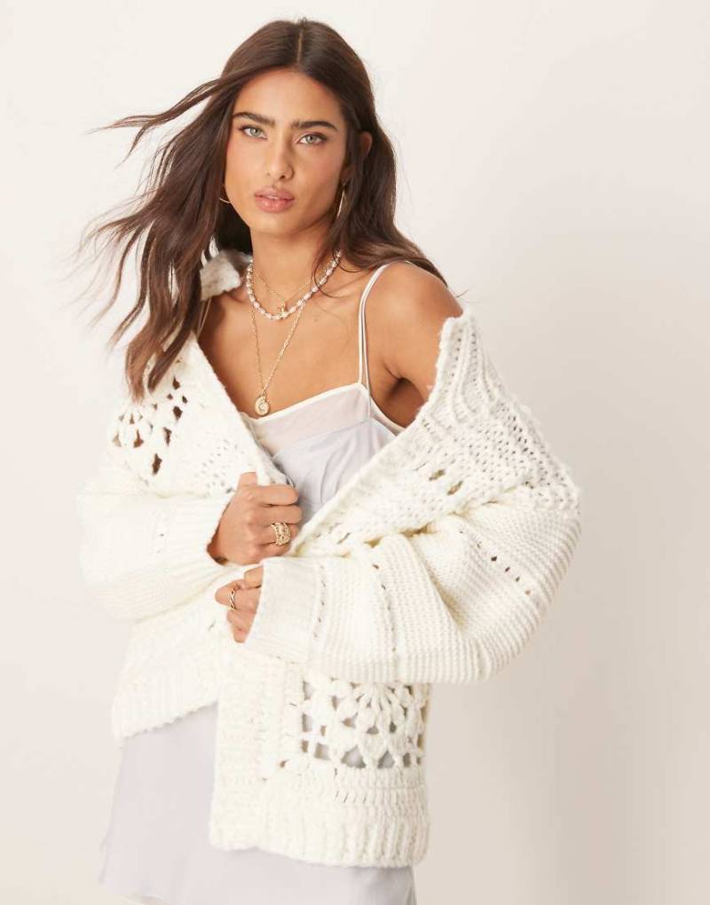 ASOS DESIGN - Strickjacke in Creme mit Häkel-Patchworkdesign und Kragendetail-Weiß von ASOS DESIGN