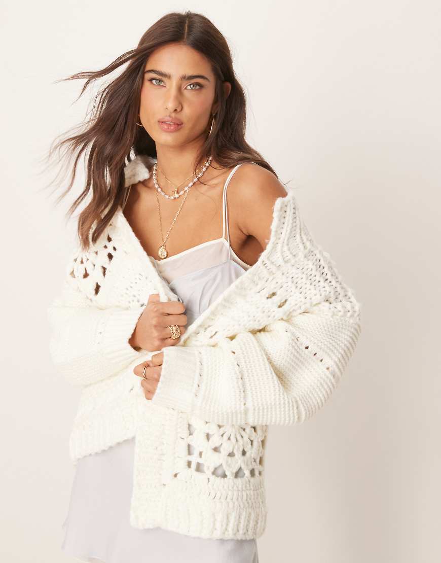 ASOS DESIGN - Strickjacke in Creme mit Häkel-Patchworkdesign und Kragendetail-Weiß von ASOS DESIGN