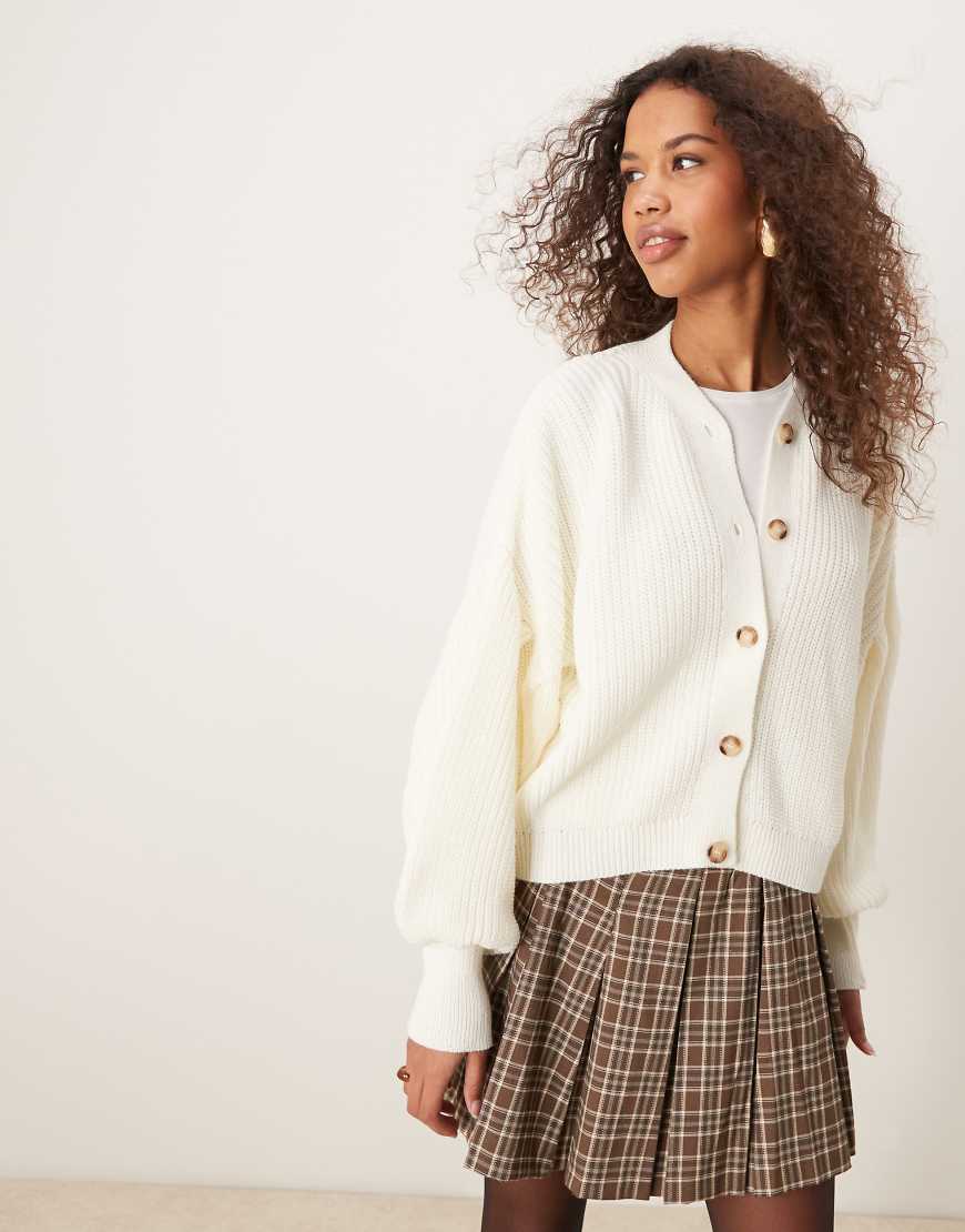 ASOS DESIGN - Strickjacke in Creme mit Oversize-Ballonärmeln-Weiß von ASOS DESIGN