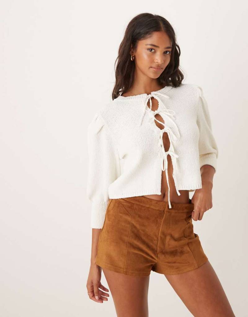 ASOS DESIGN - Strickjacke in Creme mit Puffärmeln und Bindedetails vorne-Weiß von ASOS DESIGN