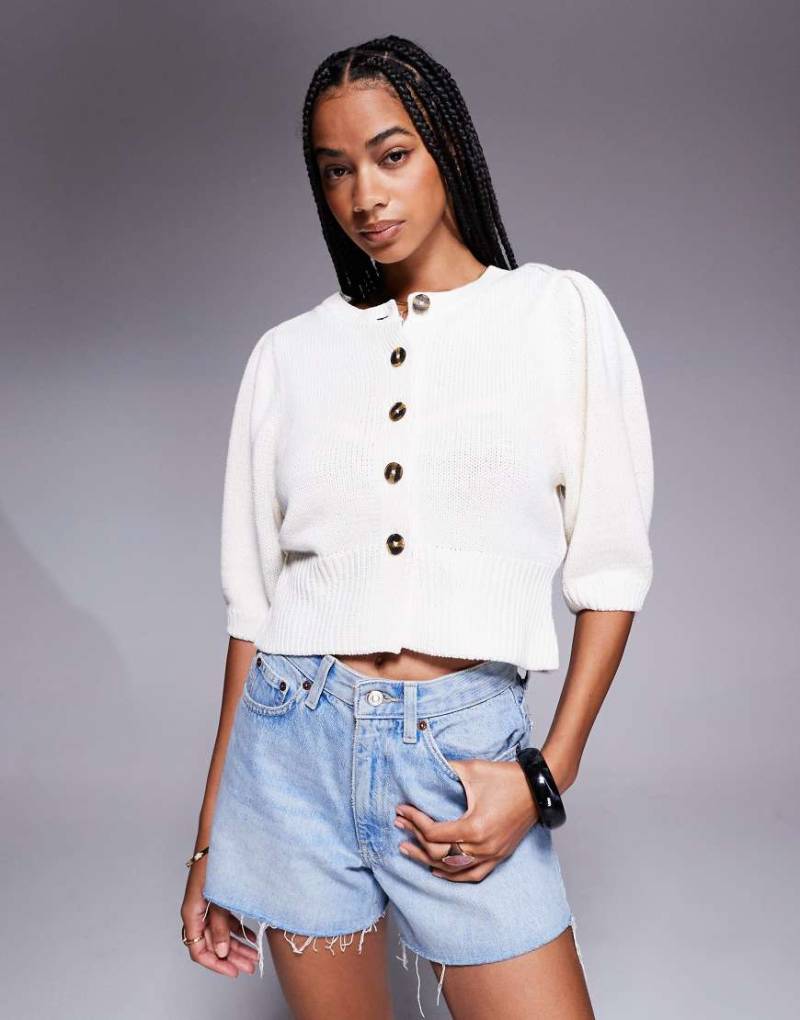ASOS DESIGN - Strickjacke in Creme mit Rundhalsausschnitt und Puffärmeln-Weiß von ASOS DESIGN