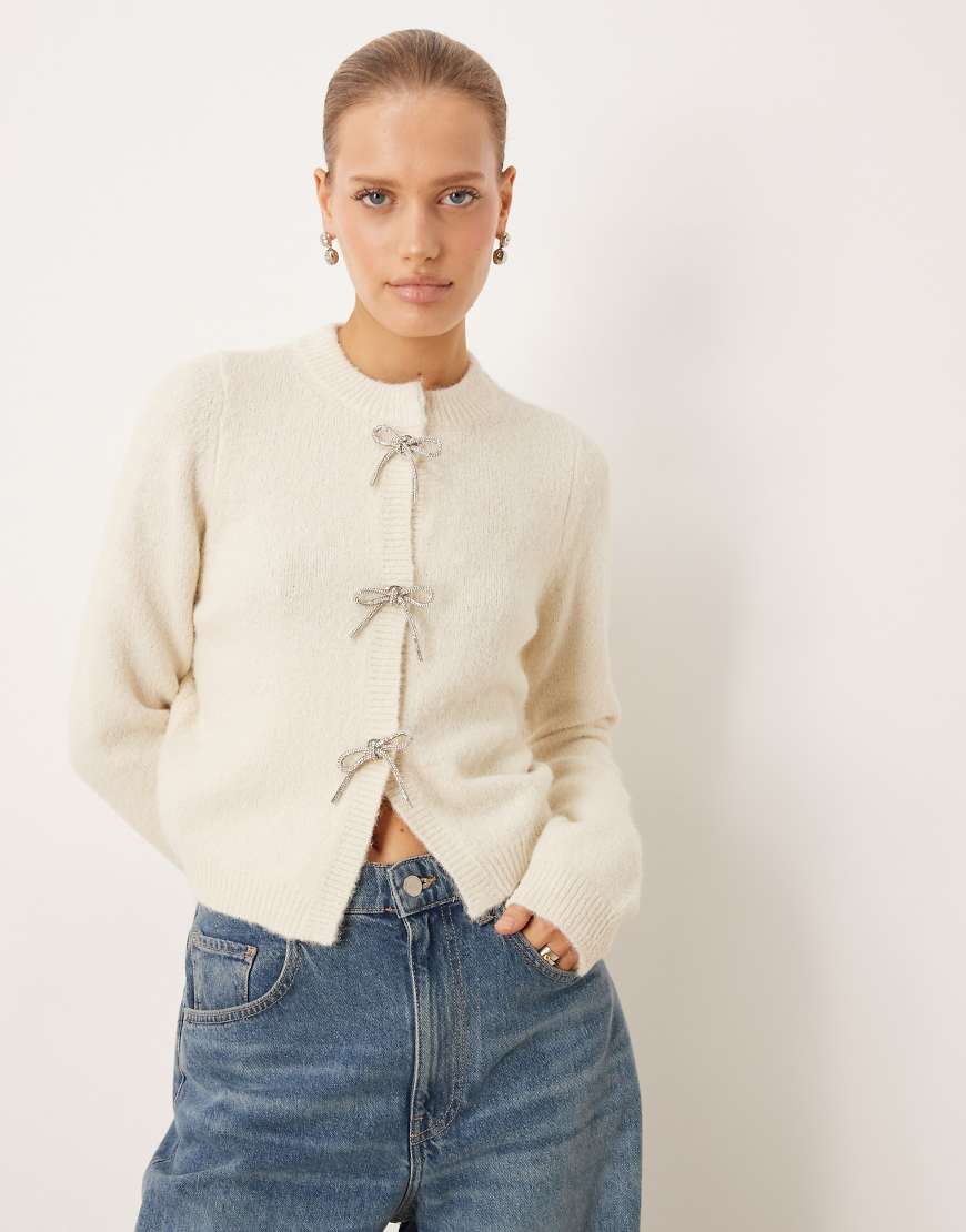 ASOS DESIGN - Strickjacke in Creme mit Strassschleifen vorne-Weiß von ASOS DESIGN