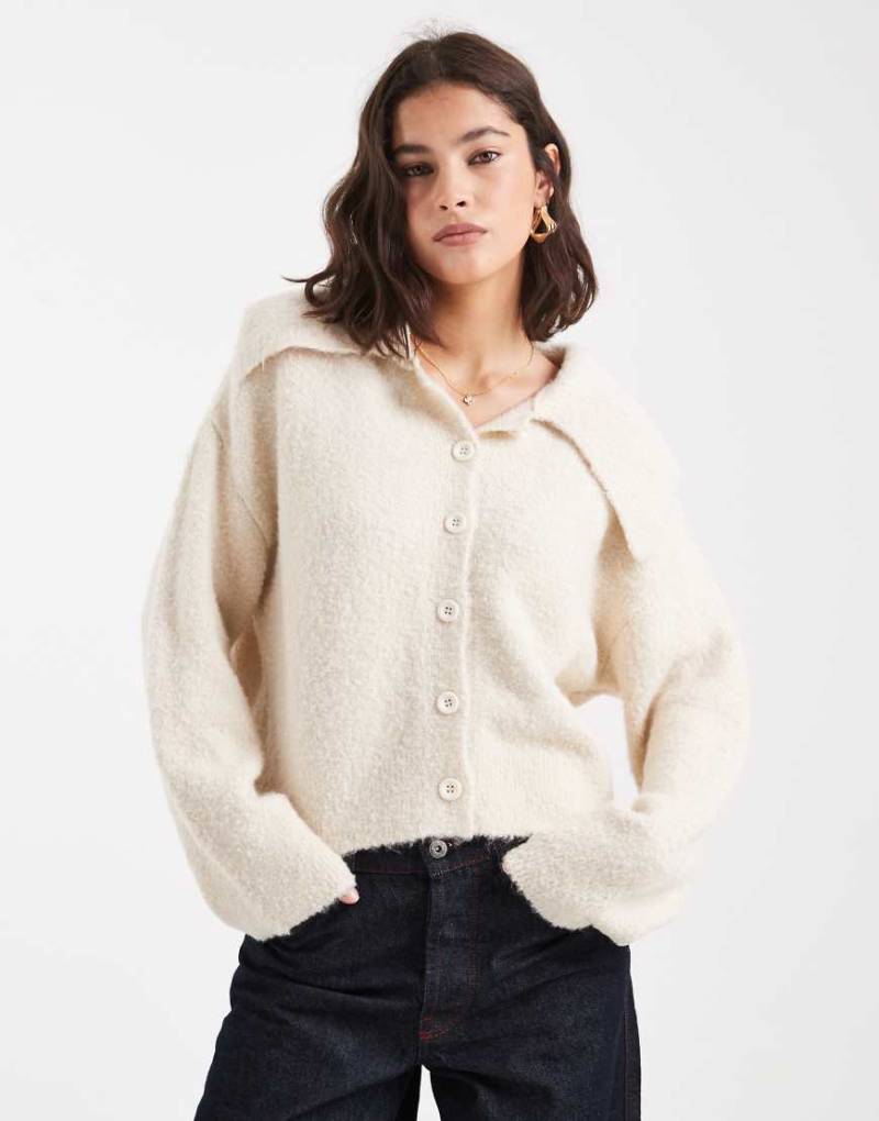 ASOS DESIGN - Strickjacke in Creme mit abstehendem Kragen-Weiß von ASOS DESIGN